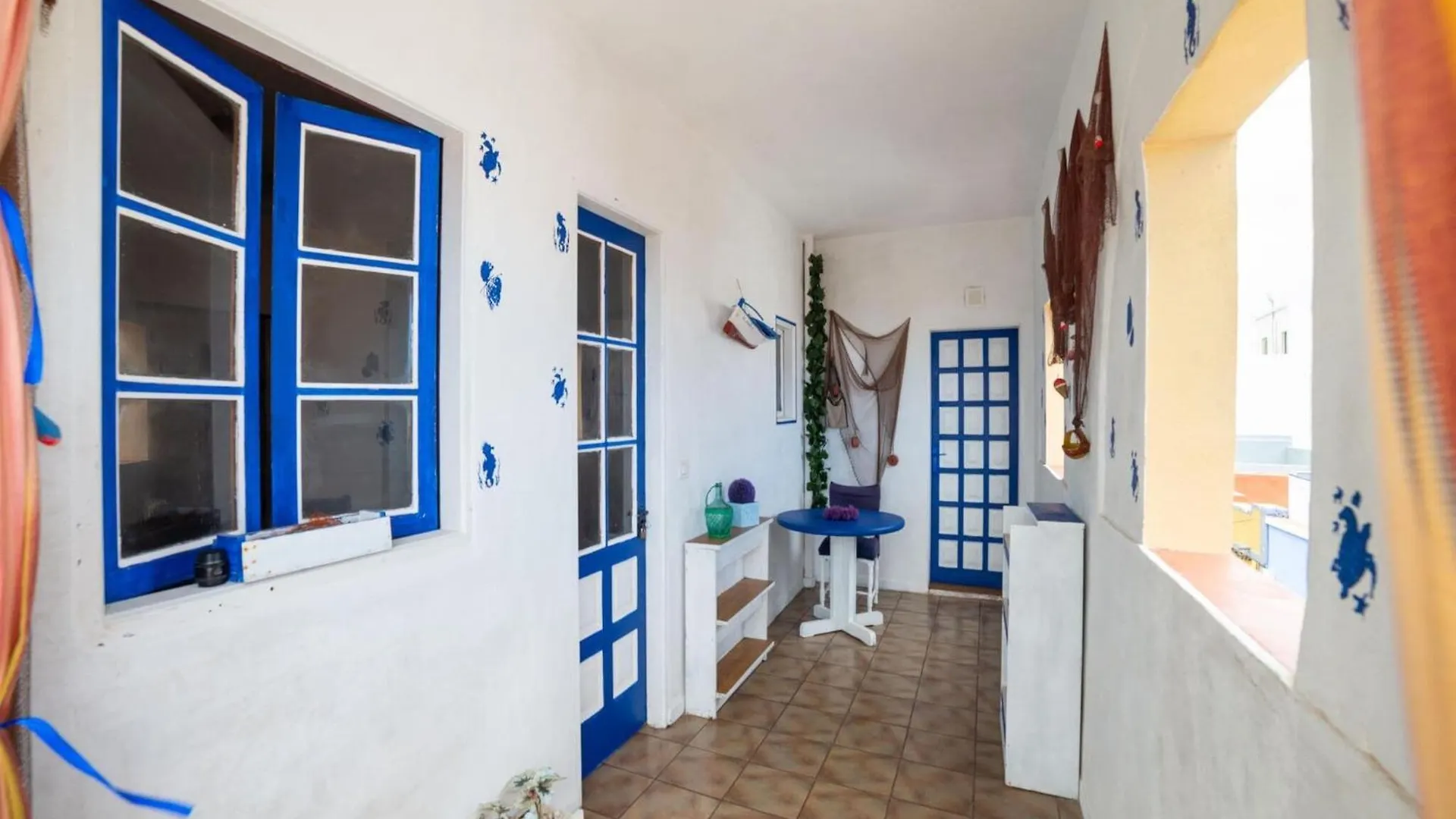 Vintage Style Holiday Home Near The Beach 로스실로스