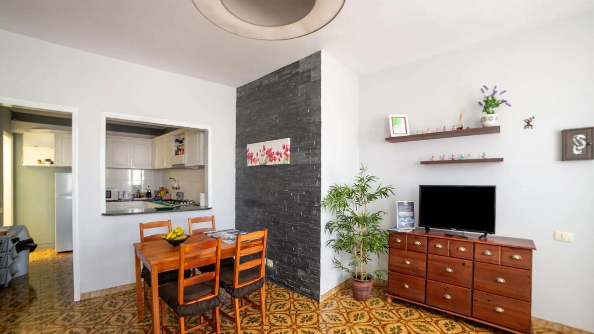 Vintage Style Holiday Home Near The Beach 로스실로스