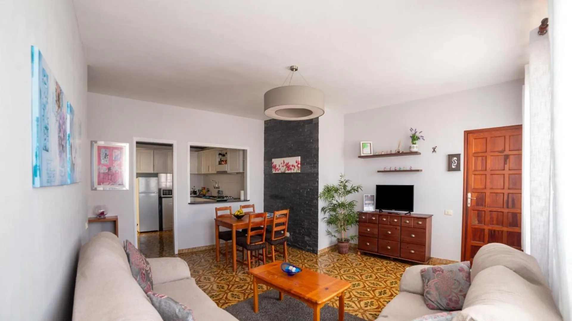 Vintage Style Holiday Home Near The Beach 로스실로스