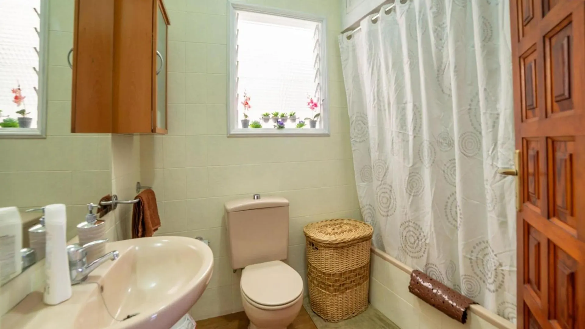 Vintage Style Holiday Home Near The Beach 로스실로스