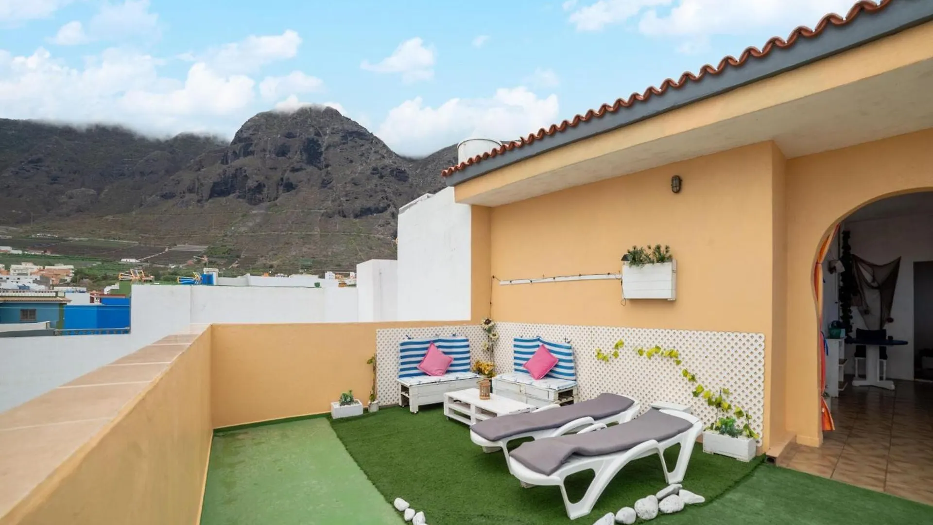 Vintage Style Holiday Home Near The Beach 로스실로스