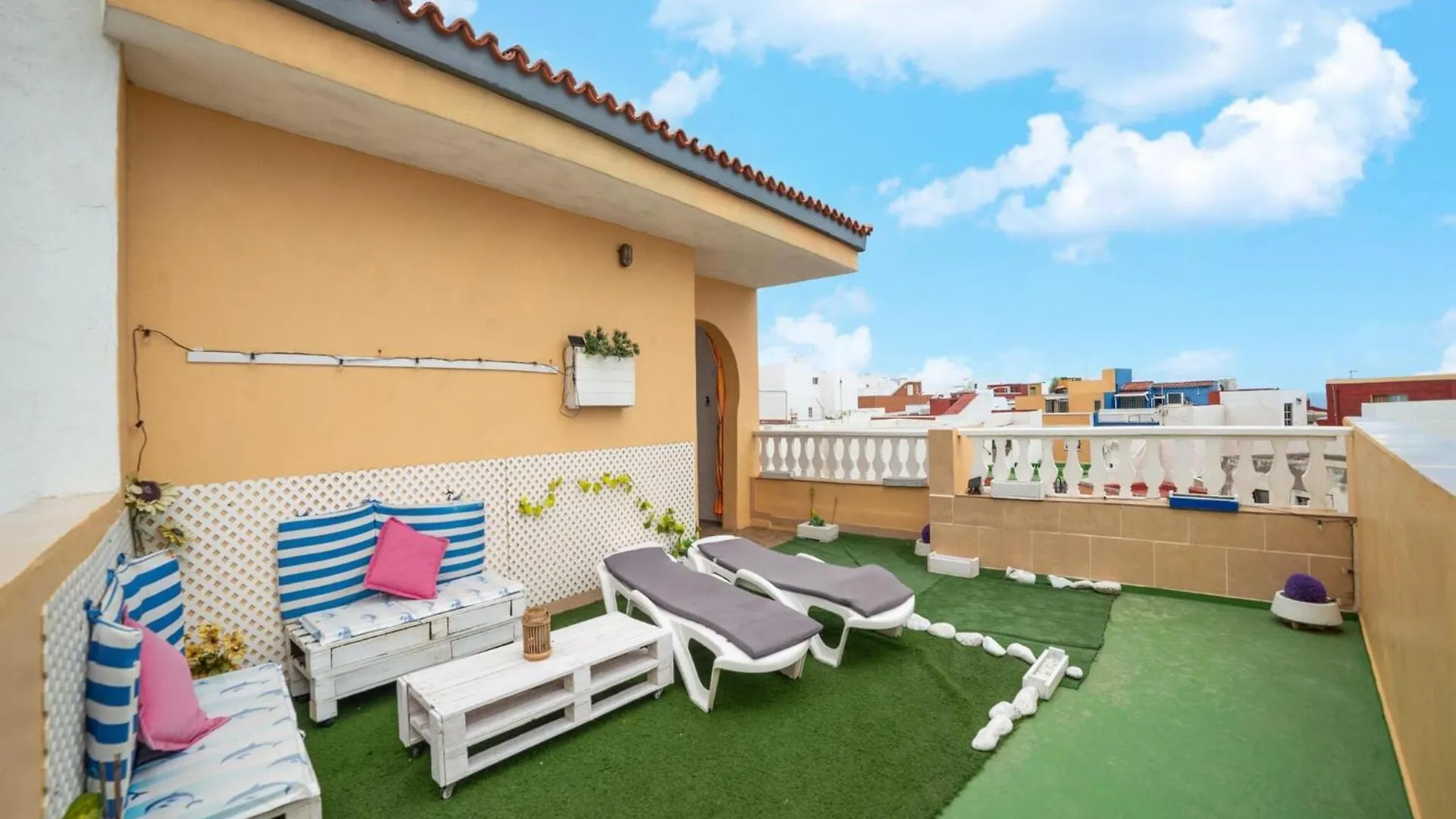 Vintage Style Holiday Home Near The Beach 로스실로스