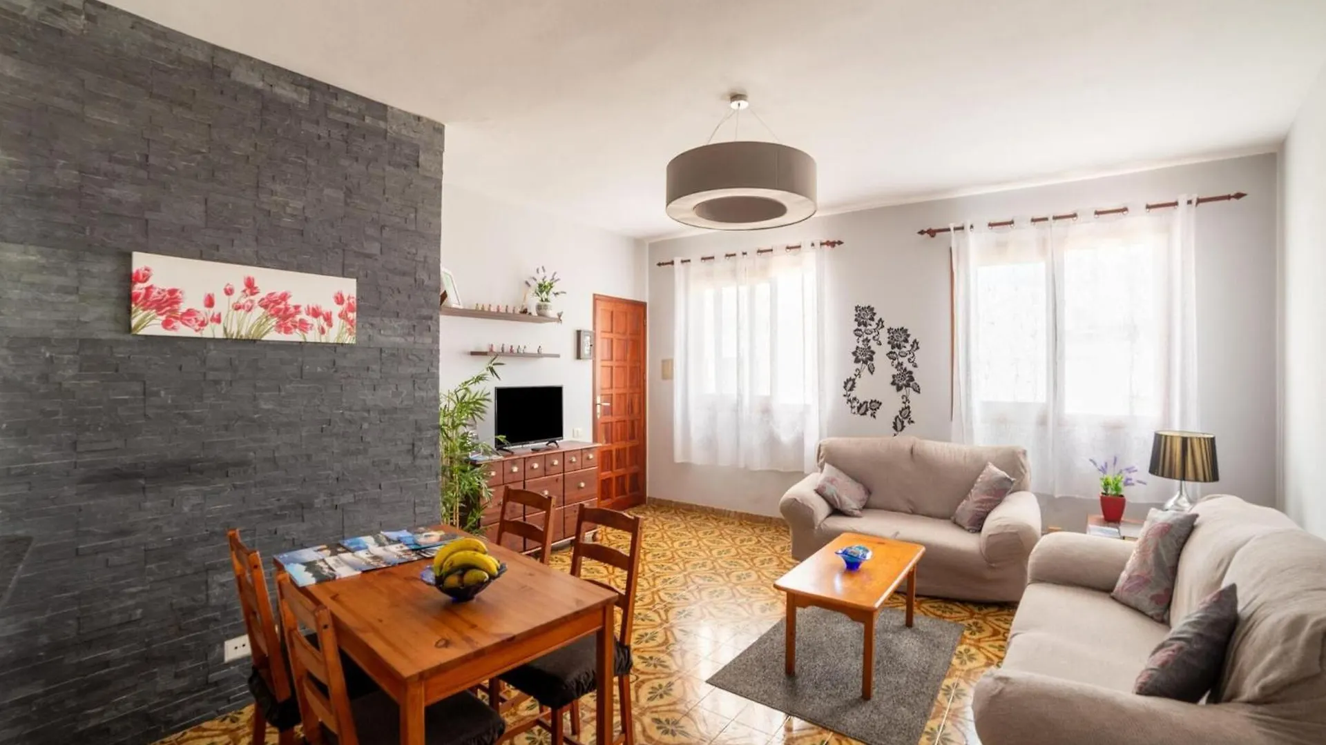 Vintage Style Holiday Home Near The Beach 로스실로스